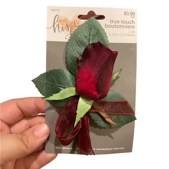 True Touch Rose Boutonniere Set of 7 - Picture 2 of 6